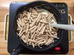 接着倒入手指饼干一起随便搅拌一下