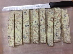 等到放凉就可以切成长条