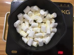 倒入棉花糖用小火翻炒，一直翻炒至棉花糖融化