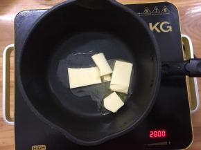 将黄油放入不沾锅中，小火加热至融化