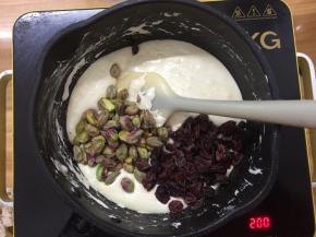 倒入开心果仁和蔓越莓干