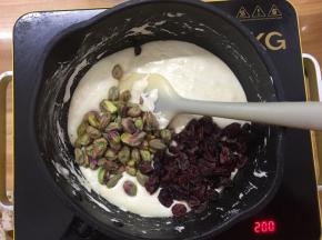 倒入开心果仁和蔓越莓干