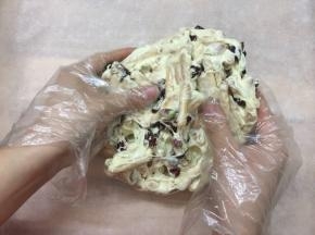 带上手套一起翻拌，让每一个坚果和手指饼干都裹上糖