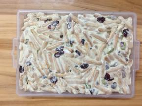 放入定型盒里用小的擀面杖压平