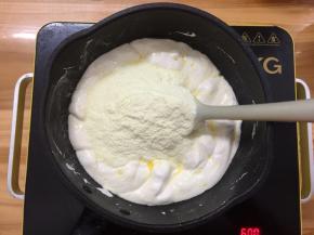 关火后，加入奶粉一起翻拌至和棉花糖融合
