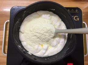 关火后，加入奶粉一起翻拌至和棉花糖融合