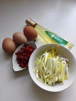 备好的材料，泡椒剁碎，蒜黄洗净切寸断，准备3个鸡蛋，结果2个鸡蛋就满锅