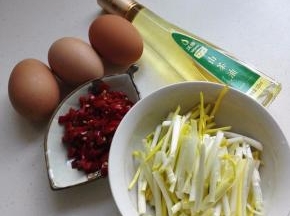 备好的材料，泡椒剁碎，蒜黄洗净切寸断，准备3个鸡蛋，结果2个鸡蛋就满锅