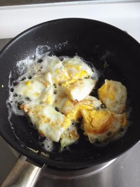 煎至鸡蛋2面稍有焦黄时，用锅铲斩块，盛出待用