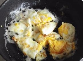 煎至鸡蛋2面稍有焦黄时，用锅铲斩块，盛出待用