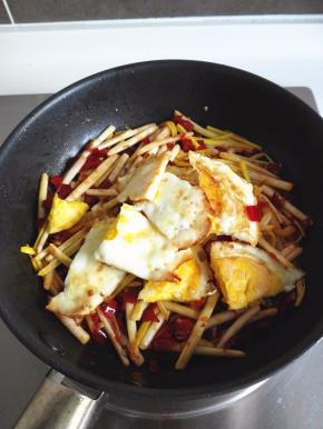 炒至蒜黄有点软榻时，放入荷包蛋