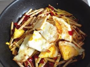 炒至蒜黄有点软榻时，放入荷包蛋