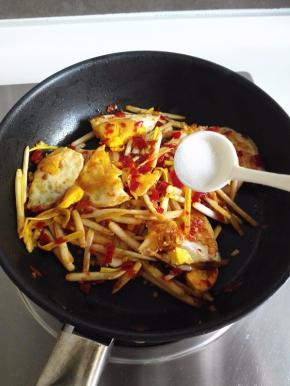 翻炒几下，放适量的盐调味