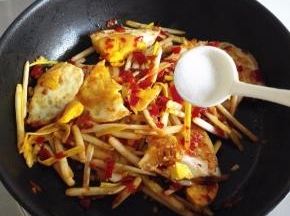 翻炒几下，放适量的盐调味