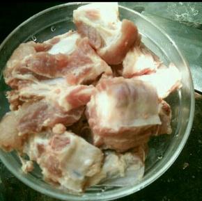 洗干净后砍成块。