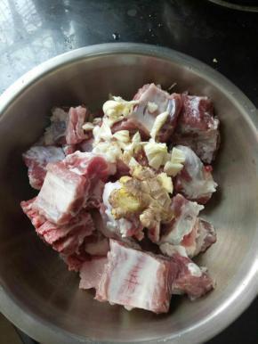 放入拍碎的蒜头和姜。