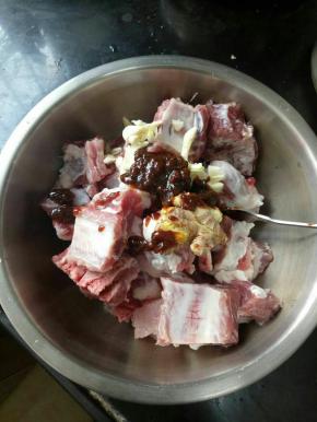 加入适量耗油、生抽、料酒、白糖、盐，还有两勺黄豆酱，搅拌均匀。