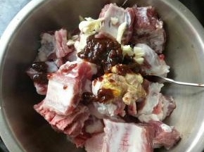 加入适量耗油、生抽、料酒、白糖、盐，还有两勺黄豆酱，搅拌均匀。