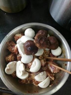 再放入香菇和蘑菇，搅拌一下。然后腌一个小时。