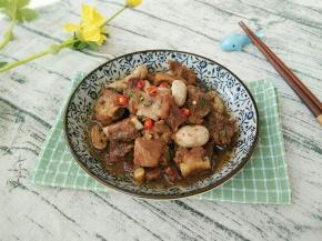 蒸锅放足够的水，把装排骨的盆放在蒸架上，在上面盖上一个碟子，以防有水滴到排骨。蒸50分钟左右。