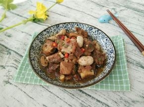 蒸锅放足够的水，把装排骨的盆放在蒸架上，在上面盖上一个碟子，以防有水滴到排骨。蒸50分钟左右。
