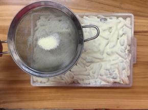 趁热筛上均匀奶粉