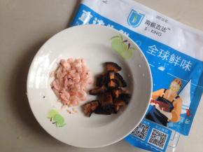 磷虾和红极参从冰箱冷冻层取出，红极参切小粒状