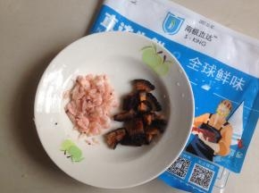 磷虾和红极参从冰箱冷冻层取出，红极参切小粒状