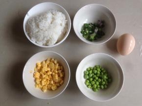 剩米饭和其他食材均准备好