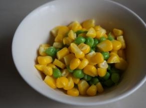 水煮玉米粒和豌豆4分钟左右，捞起备用