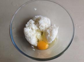 剩米饭搅散开，加入鸡蛋