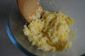 拌匀开来，使每一粒米饭都沾上蛋液