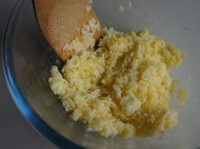 拌匀开来，使每一粒米饭都沾上蛋液
