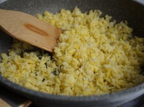 快速推炒，炒至米饭水份收干关火