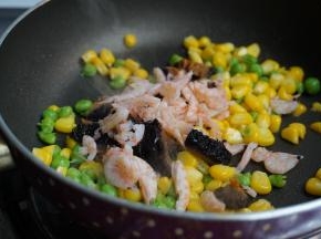 再倒入磷虾和红极参，加入一点点酒翻炒片刻