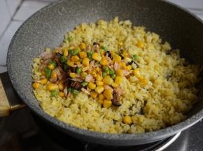 将炒好的食材倒入米饭中