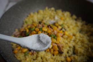 加入盐和胡椒粉，翻炒