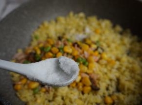 加入盐和胡椒粉，翻炒