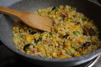 最后加入少量生抽炒几下即可