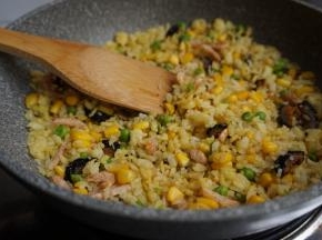 最后加入少量生抽炒几下即可