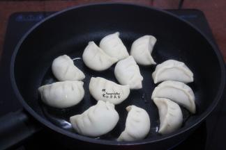 不粘平底锅，烧热，放油，饺子均匀摆入锅内；