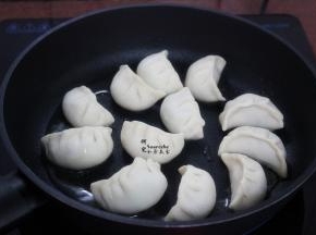 不粘平底锅，烧热，放油，饺子均匀摆入锅内；