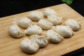 准备好饺子12个；煎一次的用量，看锅的大小，饺子多可以分批次煎。