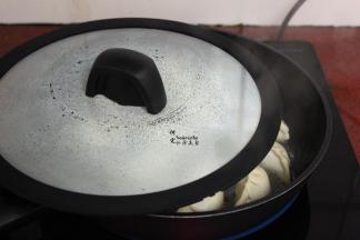 盖上盖子，等水煮干；