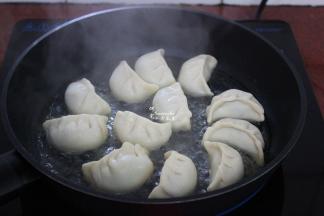 加半碗水，瞬间就煮沸了；