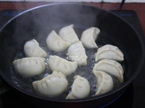 加半碗水，瞬间就煮沸了；