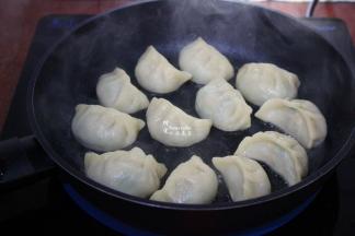 揭开盖子，饺子已经熟了；
