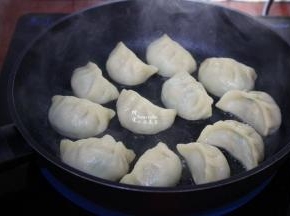 揭开盖子，饺子已经熟了；