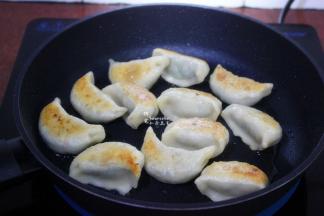 底部煎至微黄，翻转另外一面继续煎；