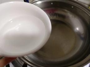 锅内倒入半碗清水，